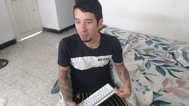 Snapshot of couplehotfantasies chatting on 09.29.25 couplehotfantasies online show from 09.29.25