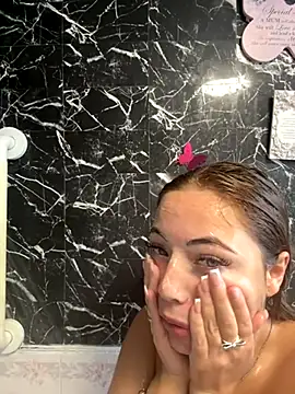 Snapshot of AroraAngel chatting on 10.21.25 AroraAngel online show from 10.21.25