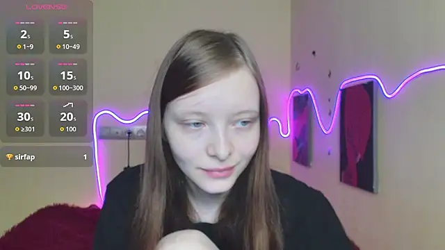 Snapshot of AliceHaris chatting on 09.28.25 AliceHaris online show from 09.28.25