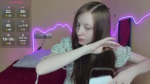 Snapshot of AliceHaris chatting on 10.04.25 AliceHaris online show from 10.04.25