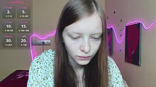 Snapshot of AliceHaris chatting on 10.15.25 AliceHaris online show from 10.15.25