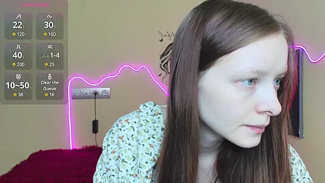 Snapshot of AliceHaris chatting on 10.17.25 AliceHaris online show from 10.17.25