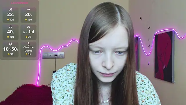 Snapshot of AliceHaris chatting on 10.19.25 AliceHaris online show from 10.19.25