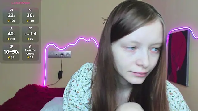 Snapshot of AliceHaris chatting on 10.21.25 AliceHaris online show from 10.21.25