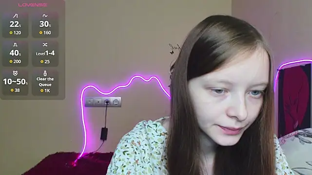 Snapshot of AliceHaris chatting on 10.22.25 AliceHaris online show from 10.22.25