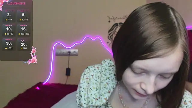 Snapshot of AliceHaris chatting on 10.24.25 AliceHaris online show from 10.24.25