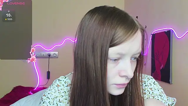 Snapshot of AliceHaris chatting on 10.26.25 AliceHaris online show from 10.26.25