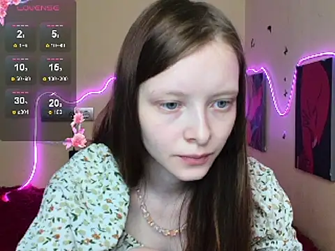 Snapshot of AliceHaris chatting on 10.28.25 AliceHaris online show from 10.28.25