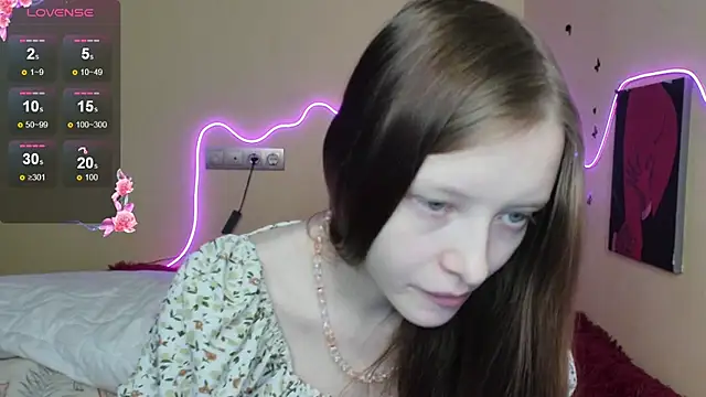 Snapshot of AliceHaris chatting on 10.29.25 AliceHaris online show from 10.29.25