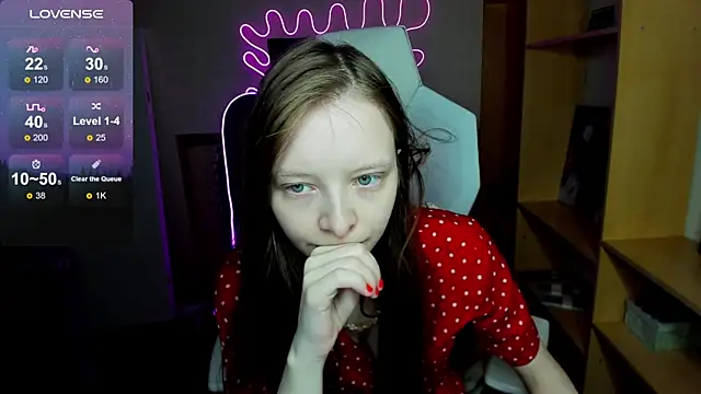 Snapshot of AliceHaris chatting on 11.10.25 AliceHaris online show from 11.10.25