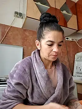 alinaalinutzq online show from 10.18.25