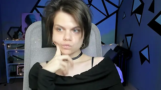 Snapshot of EllieMurler chatting on 10.03.25 EllieMurler online show from 10.03.25