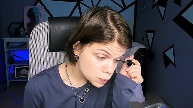 Snapshot of EllieMurler chatting on 10.10.25 EllieMurler online show from 10.10.25