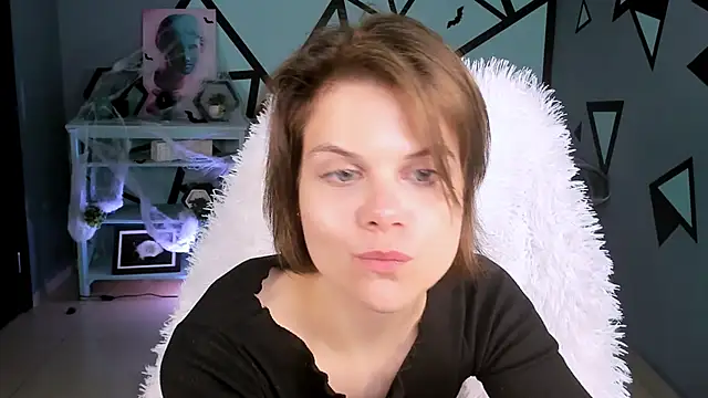 Snapshot of EllieMurler chatting on 10.18.25 EllieMurler online show from 10.18.25