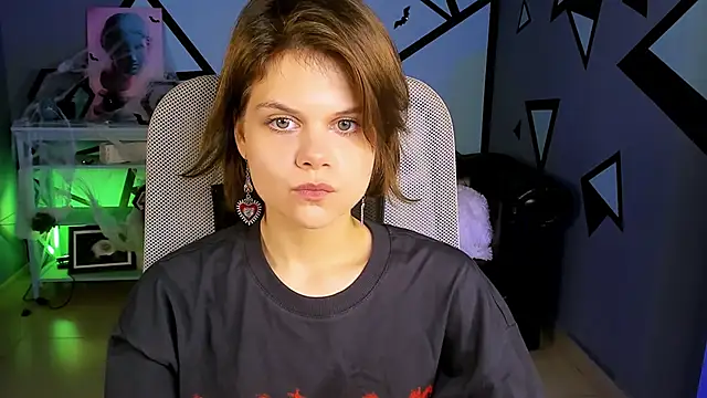 Snapshot of EllieMurler chatting on 10.22.25 EllieMurler online show from 10.22.25