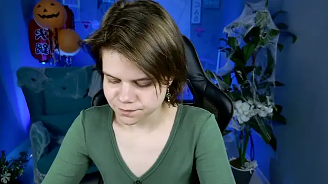 Snapshot of EllieMurler chatting on 10.24.25 EllieMurler online show from 10.24.25