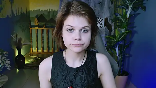 Snapshot of EllieMurler chatting on 10.31.25 EllieMurler online show from 10.31.25