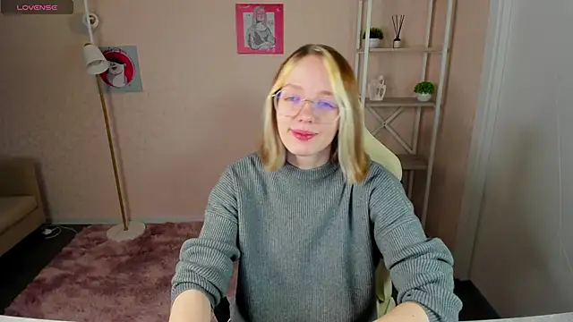 Snapshot of R0cket_bunny chatting on 10.04.25 R0cket bunny online show from 10.04.25