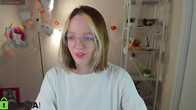 Snapshot of R0cket_bunny chatting on 10.21.25 R0cket bunny online show from 10.21.25