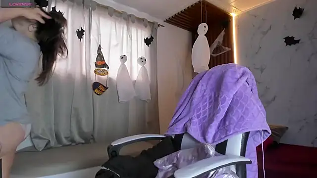 Snapshot of shasha_bloom chatting on 10.15.25 shasha bloom online show from 10.15.25