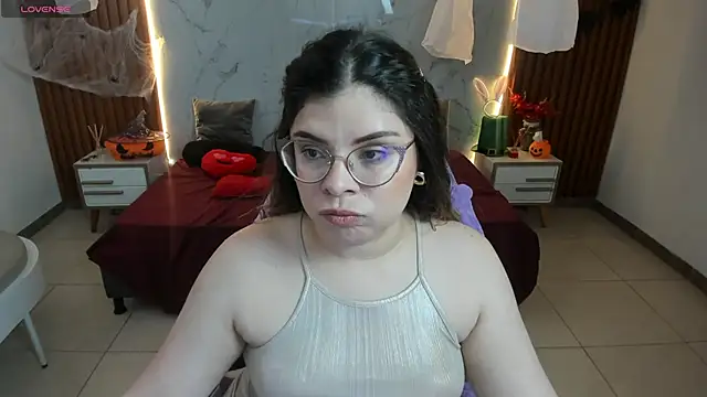 Snapshot of shasha_bloom chatting on 10.17.25 shasha bloom online show from 10.17.25