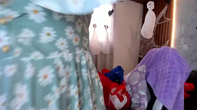 Snapshot of shasha_bloom chatting on 10.26.25 shasha bloom online show from 10.26.25