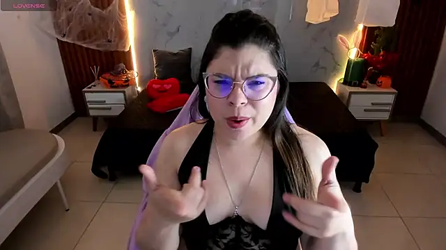 Snapshot of shasha_bloom chatting on 10.27.25 shasha bloom online show from 10.27.25