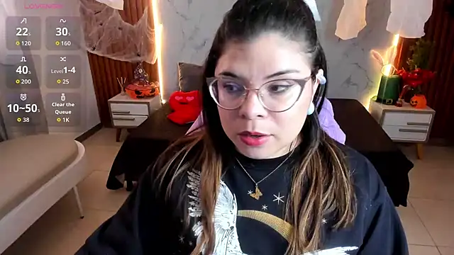 Snapshot of shasha_bloom chatting on 10.28.25 shasha bloom online show from 10.28.25