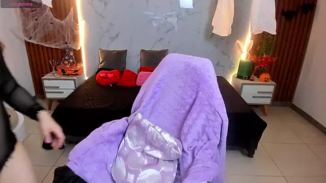 Snapshot of shasha_bloom chatting on 10.30.25 shasha bloom online show from 10.30.25