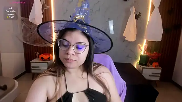 Snapshot of shasha_bloom chatting on 10.31.25 shasha bloom online show from 10.31.25