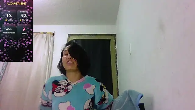 Snapshot of Natzu_Choi chatting on 10.10.25 Natzu Choi online show from 10.10.25