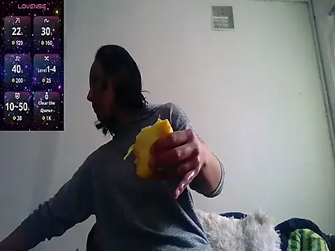 Snapshot of Natzu_Choi chatting on 11.04.25 Natzu Choi online show from 11.04.25