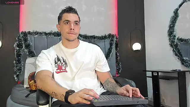 Snapshot of Liam_walk_ chatting on 11.28.25 Liam walk online show from 11.28.25