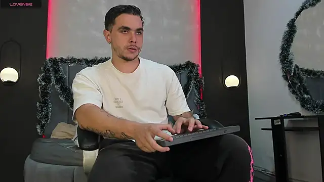 Snapshot of Liam_walk_ chatting on 12.03.25 Liam walk online show from 12.03.25