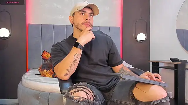 Snapshot of Liam_walk_ chatting on 02.08.26 Liam walk online show from 02.08.26