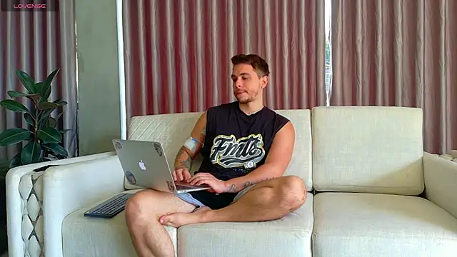 Snapshot of Liam_walk_ chatting on 07.30.26 Liam walk online show from 07.30.26