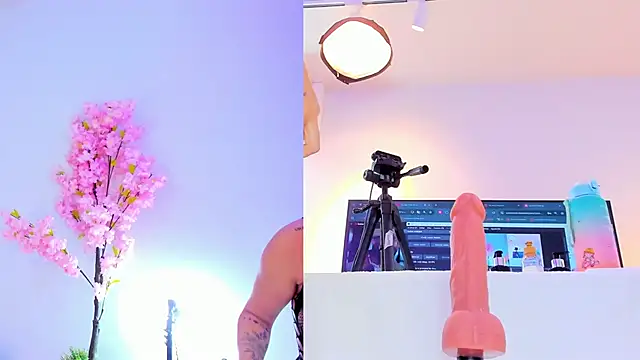 Snapshot of maily_zanss chatting on 10.14.25 maily zanss online show from 10.14.25