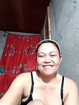 Snapshot of Everleigh_mom chatting on 09.28.25 Everleigh mom online show from 09.28.25