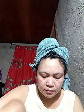 Snapshot of Everleigh_mom chatting on 10.03.25 Everleigh mom online show from 10.03.25