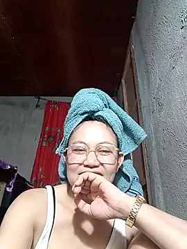 Snapshot of Everleigh_mom chatting on 10.07.25 Everleigh mom online show from 10.07.25