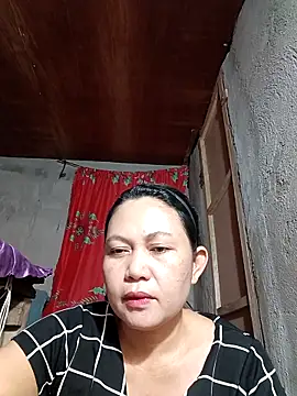 Snapshot of Everleigh_mom chatting on 10.10.25 Everleigh mom online show from 10.10.25