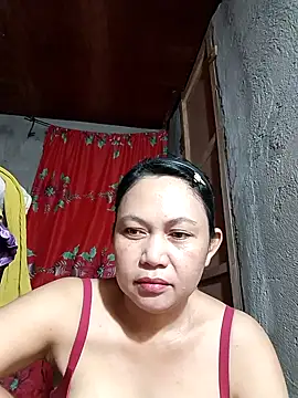 Snapshot of Everleigh_mom chatting on 10.12.25 Everleigh mom online show from 10.12.25