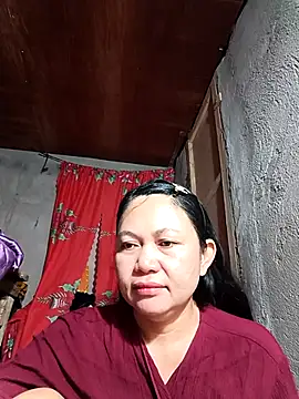 Snapshot of Everleigh_mom chatting on 10.13.25 Everleigh mom online show from 10.13.25