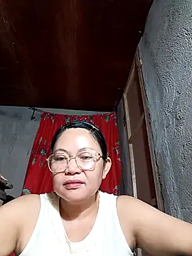 Snapshot of Everleigh_mom chatting on 10.22.25 Everleigh mom online show from 10.22.25