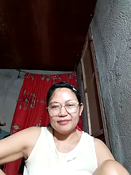 Snapshot of Everleigh_mom chatting on 10.23.25 Everleigh mom online show from 10.23.25