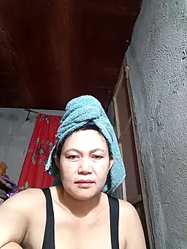 Snapshot of Everleigh_mom chatting on 10.30.25 Everleigh mom online show from 10.30.25