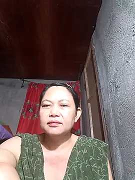 Snapshot of Everleigh_mom chatting on 11.01.25 Everleigh mom online show from 11.01.25