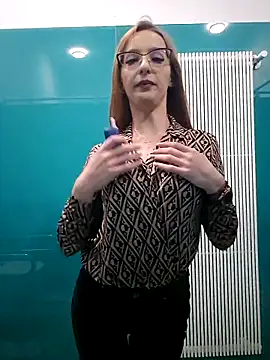 Snapshot of MoonedByEva chatting on 10.20.25 MoonedByEva online show from 10.20.25