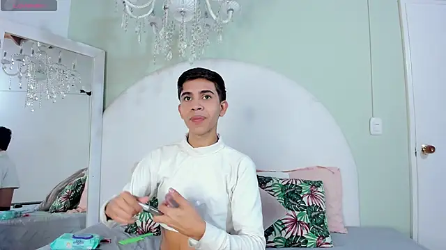 Snapshot of JoshuaSanzz chatting on 10.12.25 JoshuaSanzz online show from 10.12.25