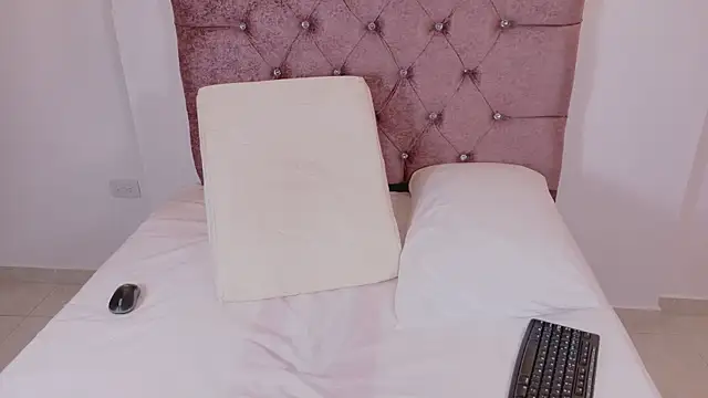 Snapshot of sophiacuttee chatting on 11.07.25 sophiacuttee online show from 11.07.25